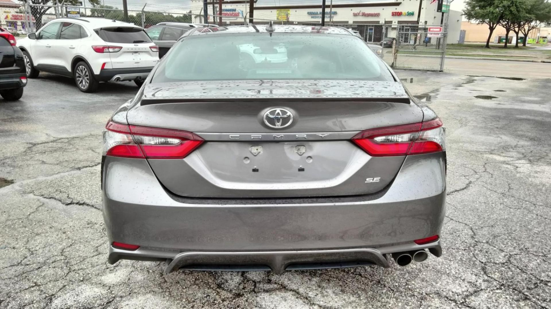 2022 Gray /BLACK Toyota Camry SE (4T1G11AK9NU) with an 2.5L L4 DOHC 16V engine, 8A transmission, located at 1842 Wirt Road, Houston, TX, 77055, (713) 973-3903, 29.805330, -95.484787 - Photo#3